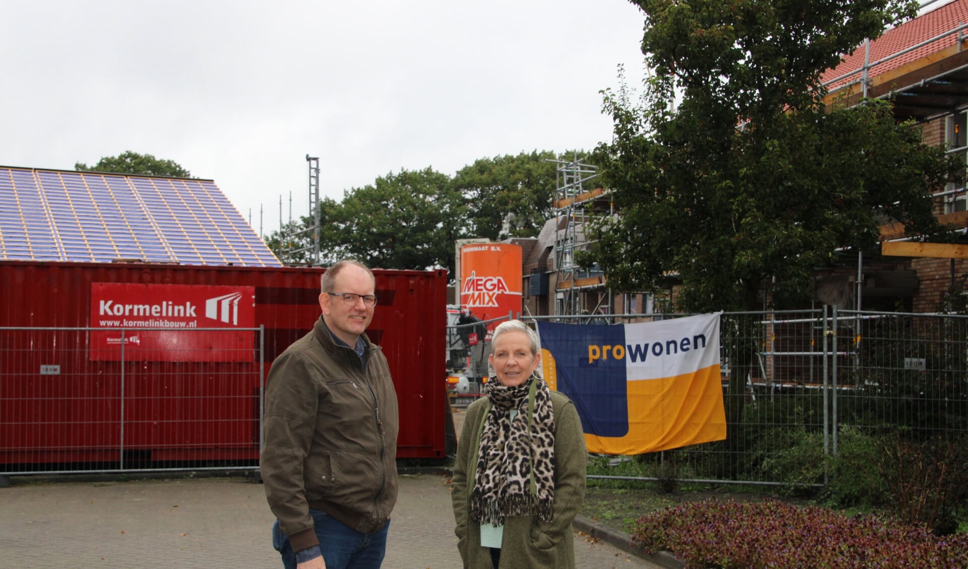 Hendrik Mulder en Ans van Hinte bij de nieuwbouw. Foto: Lydia ter Welle