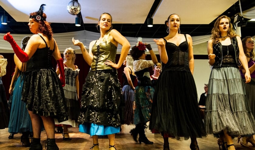 Het WMT zet van 21 t/m 24 november Theater De Storm in vuur en vlam met de zinderende musical Club Moulin. Foto: Sanne Wevers