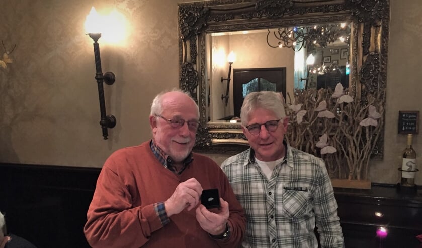 Wim van Langen (l) ontving uit handen van Jan Nijenhuis een speld behorende bij het erelidmaatschap van de Stichting 4-5 mei commissie Ruurlo. Foto: PR.