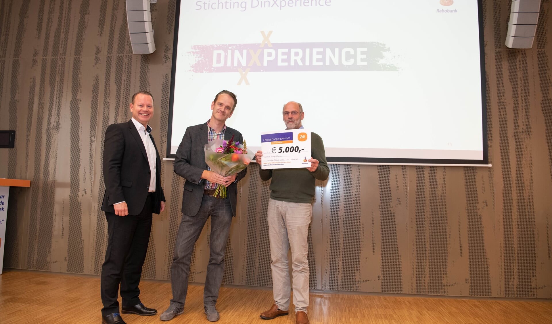 Een cheque voor stichting DinXperience. Foto: Carlo Stevering