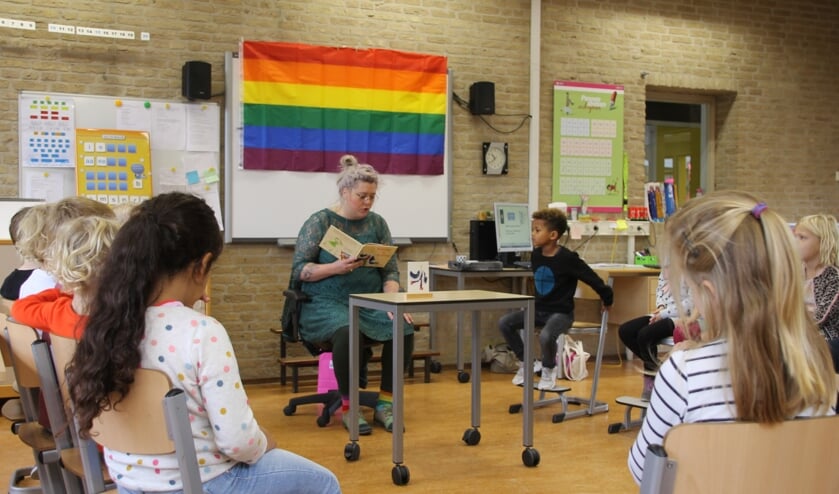 Op basisschool Willibrodus las Nicole Rouwmaat de leerlingen voor uit 'Koning en koning'. Foto: Annekée Cuppers