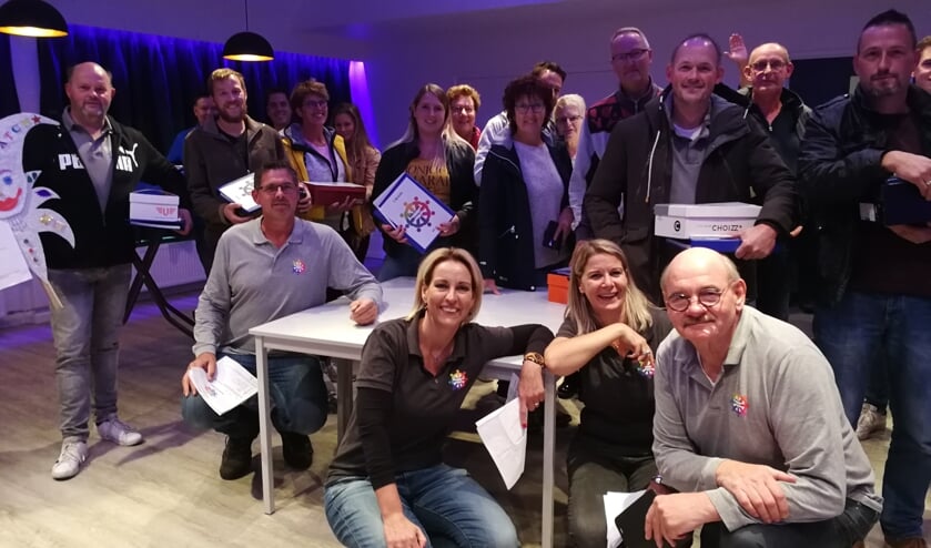 Teams van de Gelsterse Dorps Kwis bij de uitreiking van het opdrachtenboek. Op de voorgrond de vier organisatoren. Foto: Rob Weeber