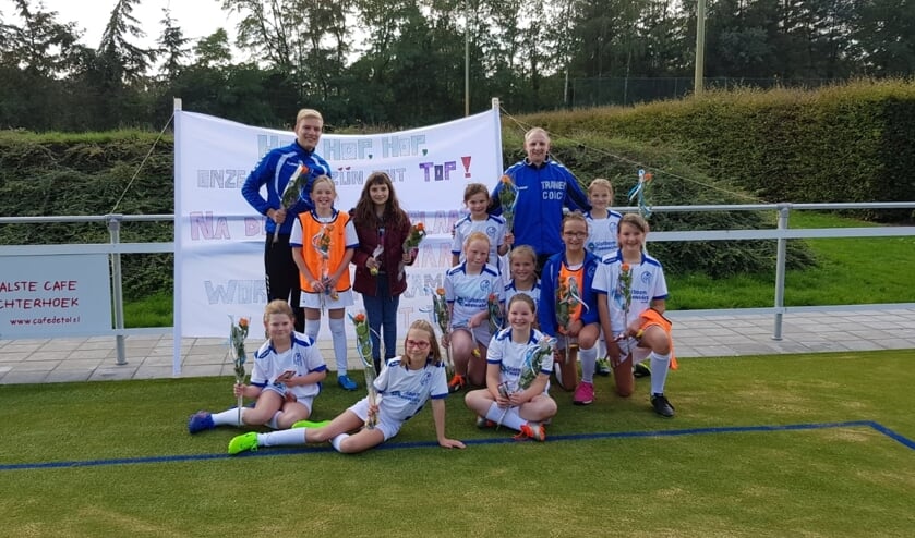 Kampioensteam S.E.V. D1 met hun begeleiders. Foto: E. Seesink