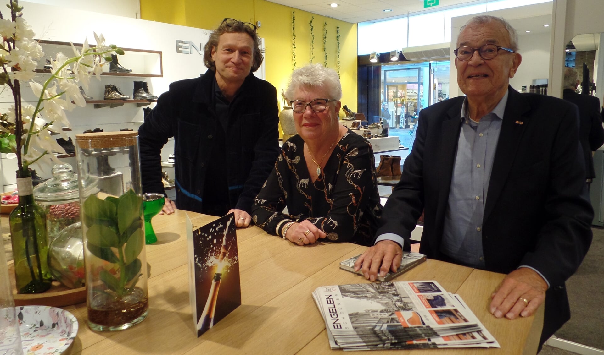 Theo Engelen met zijn ouders in de zaak. Foto: Meike Wesselink