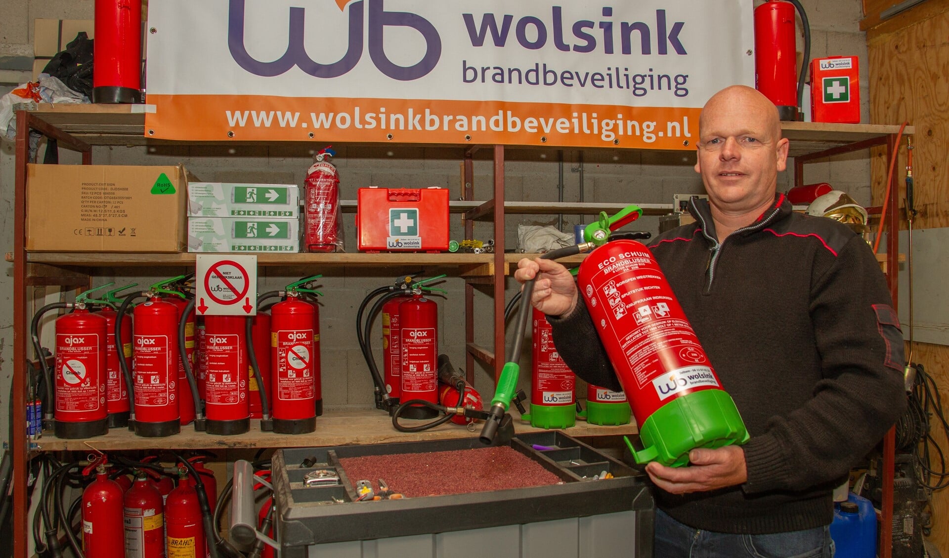 Maarten Wolsink keurt brandblussers