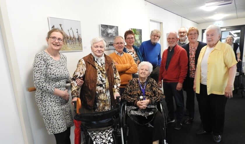 Leden van het EFG en bewoners van De Meergaarden bij de expositie. Foto: PR