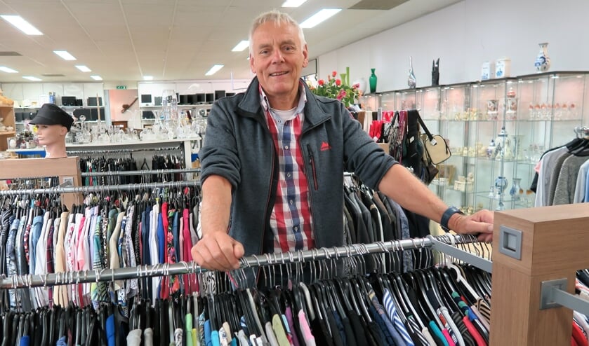 Voorzitter Jan Pape van de Vincentiusvereniging Groenlo in de winkel aan de Oranjestraat. Foto: Theo Huijskes