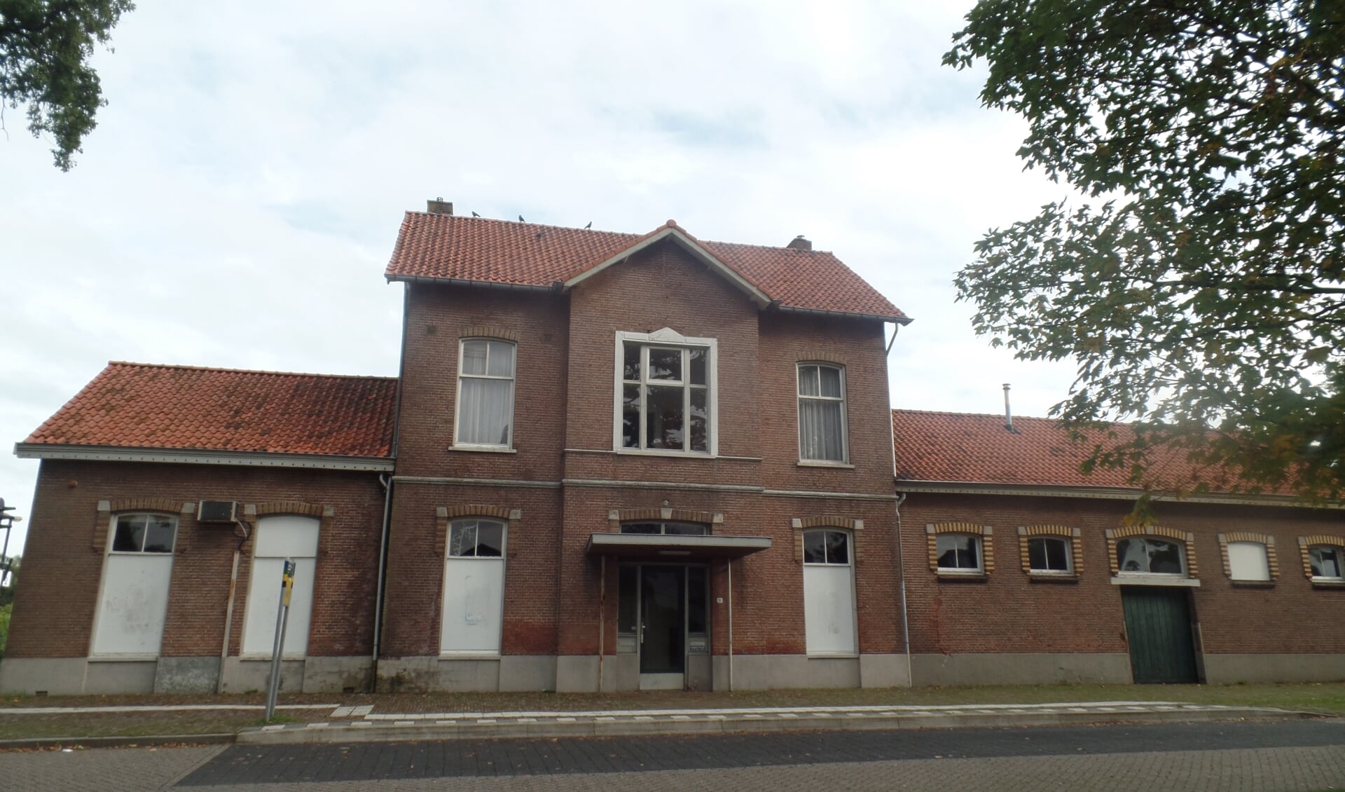 Het voormalige stationsgebouw staat al bijna twaalf jaar leeg. Foto: Jan Hendriksen.