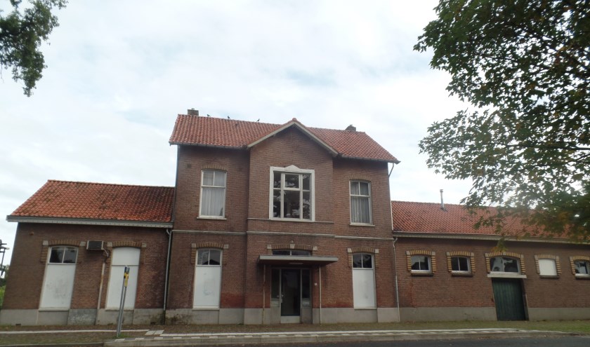 Het voormalige stationsgebouw staat al bijna twaalf jaar leeg. Foto: Jan Hendriksen.