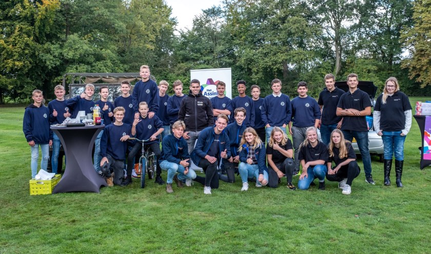 Organisator Marijn Visser met de deelnemende leerlingen. Foto: PR