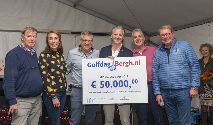 Professor dr. Leendert Looijenga (m.) heeft zojuist uit handen van Theo Mijnen (r.) de cheque in ontvangst mogen nemen. Foto: Robin Sommers