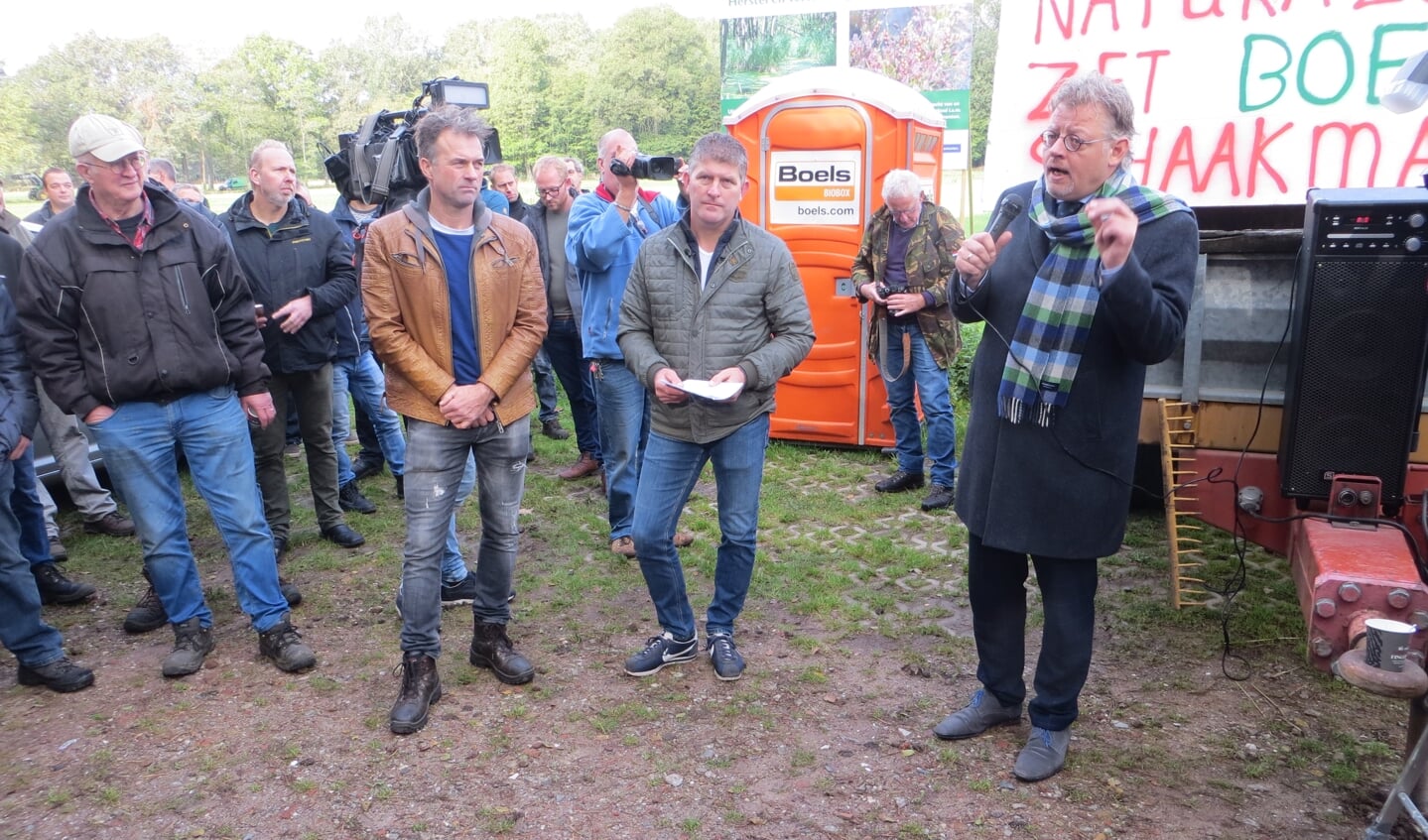 Gedeputeerde Peter Drenth spreekt de boeren toe. Naast hem Henk Hoenink en Alfred Scholten. Foto: Bernhard Harfsterkamp