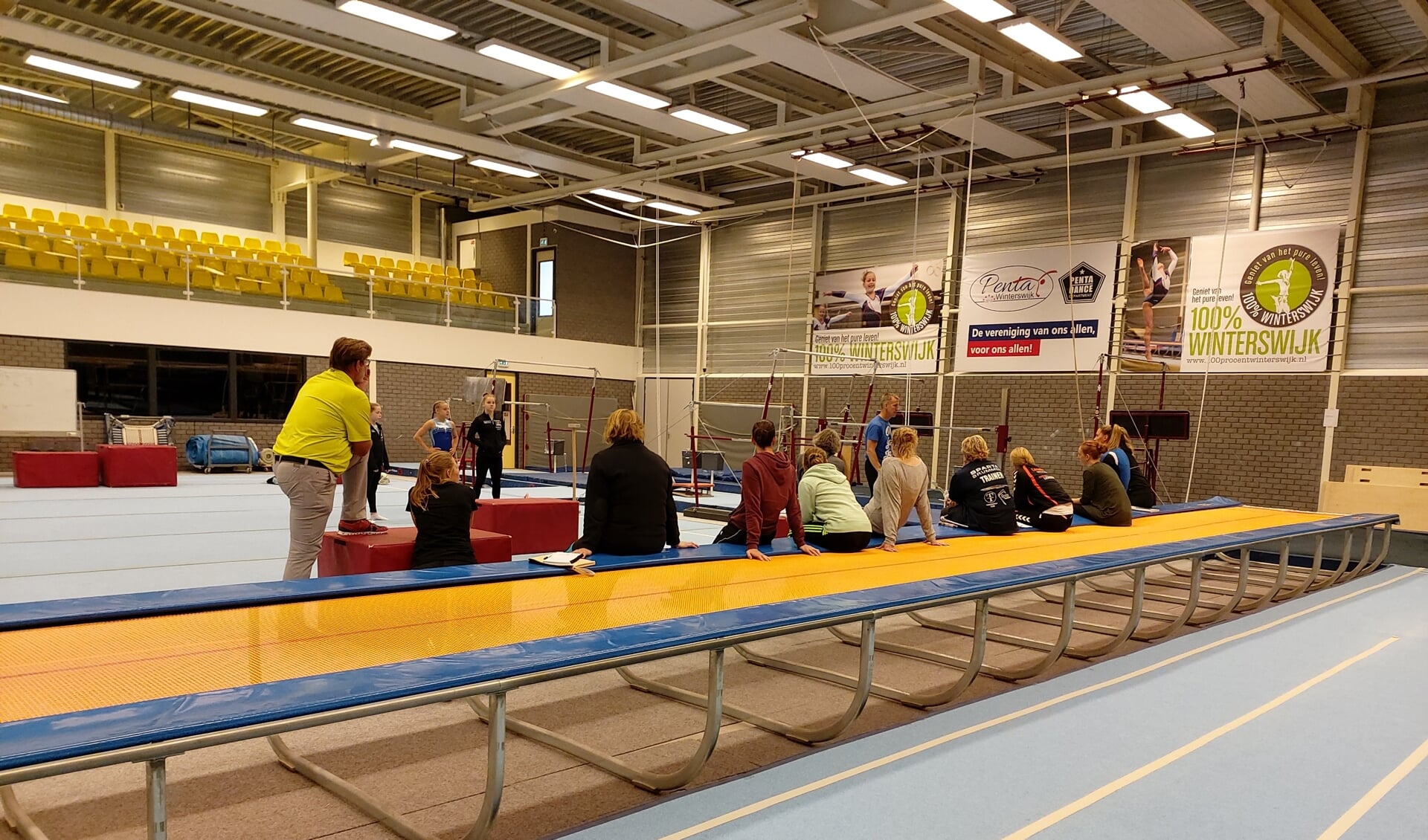 turntrainers en trainsters volgen bijscholing turnen dames in turnhal. Foto PR Penta Winterswijk