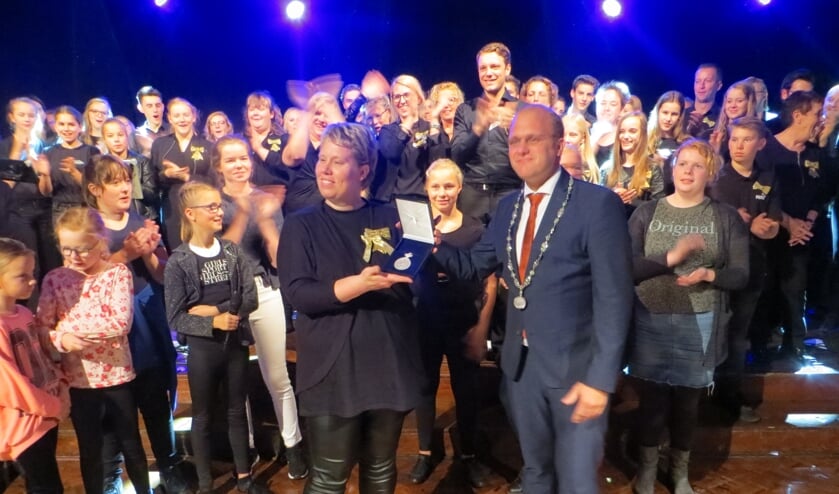 Burgemeester heeft de Koninklijke erepenning overhandigd aan voorzitter Hengeveld. Foto: Bernhard Harfsterkamp