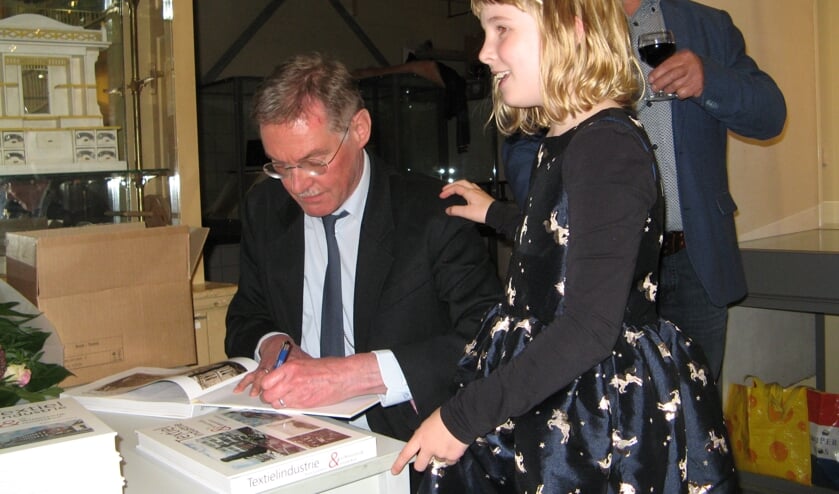 Arjan Ligtenbarg signeert het boek. Foto: Bart Kraan