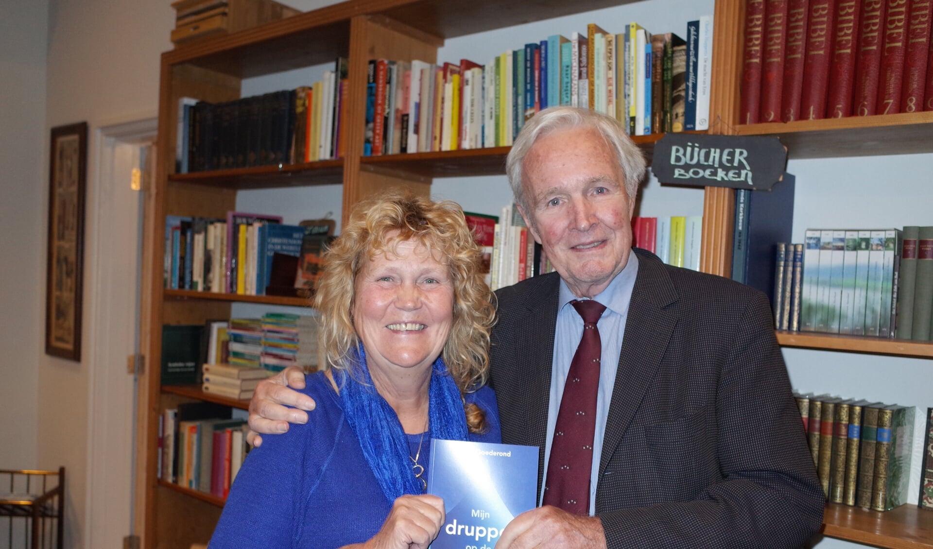 Coby Goederond overhandigde haar boek aan Jan Terlouw. Foto: Ab Wisselink