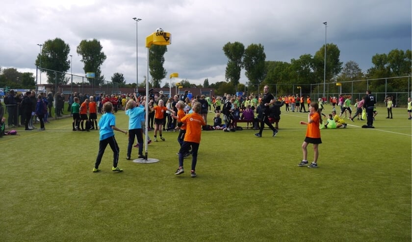 Schoolkinderen spelen fanatiek tijdens het schoolkorfbaltoernooi met gezellig veel publiek langs de lijn. Foto: KVZ