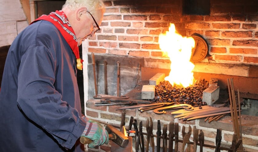 De smid demonstreert zijn ambacht ook. Foto: PR