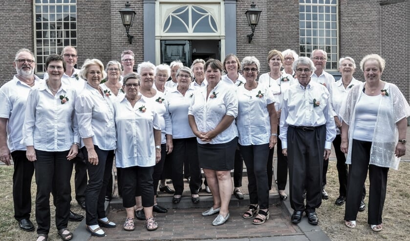 Hummelo's Gemengd Koor met in het midden erelid Els Overbeek. Foto: Gerd Köster