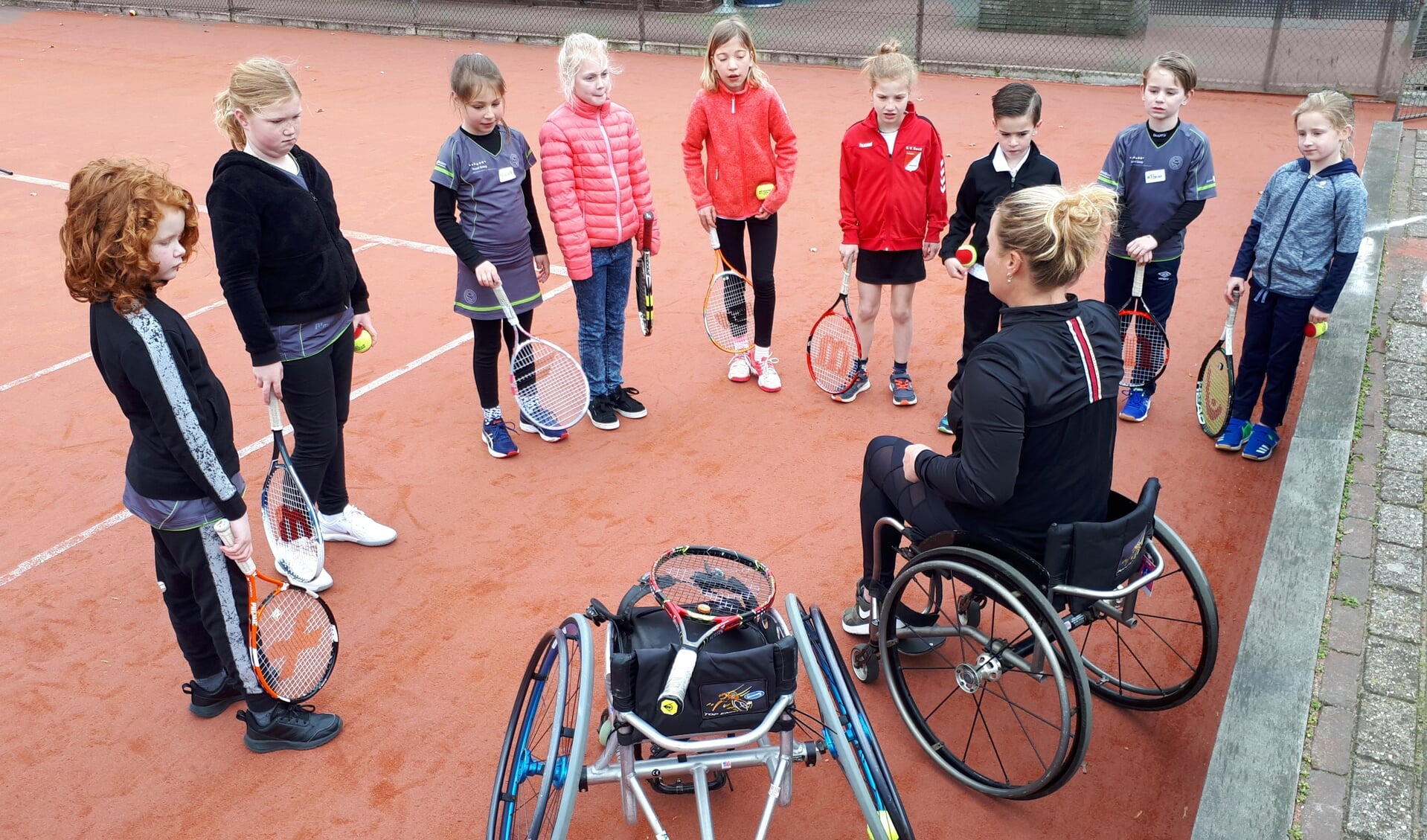 Kinderen luisteren aandachtig naar de uitleg van Aniek. Foto Sonja Arentsen