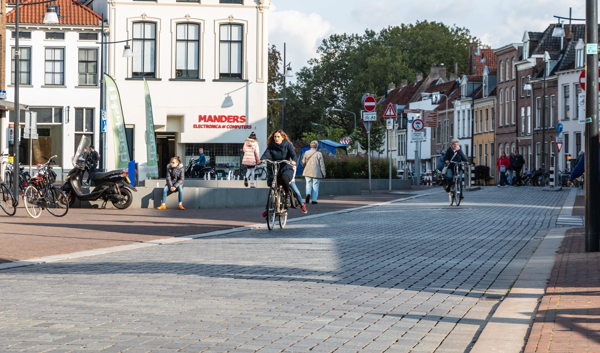 De Overwelving, met links de natuurstenen rand die voor veel fietsongelukken zorgt. Foto: Henk Derksen