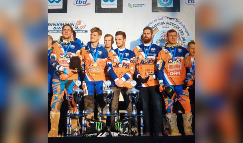 De Europese kampioenen op het podium in Schwedt. Links Etienne Bax, tweede van links Koen Hermans, tweede van rechts Gert van Werven. Foto Rik Claeys