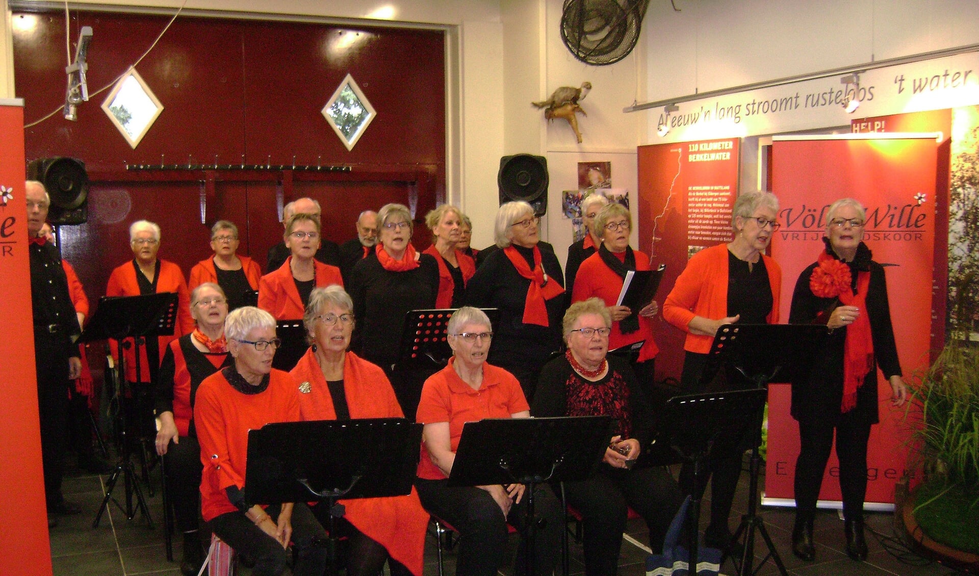 Op de Nationale Ouderendag heeft Vrijetijdskoor Völle Wille de bijeenkomst van ouderen uit Eibergen en Neede in 't Vonder in Eibergen opgefleurd met een liedjesprogramma. Foto: PR