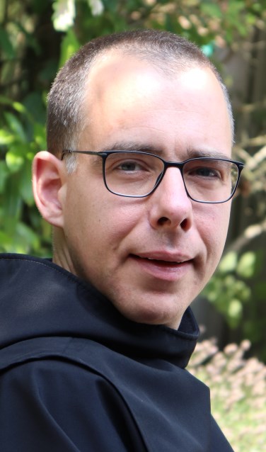 Monnik Thomas Quartier geeft muzikale lezing. Foto: PR