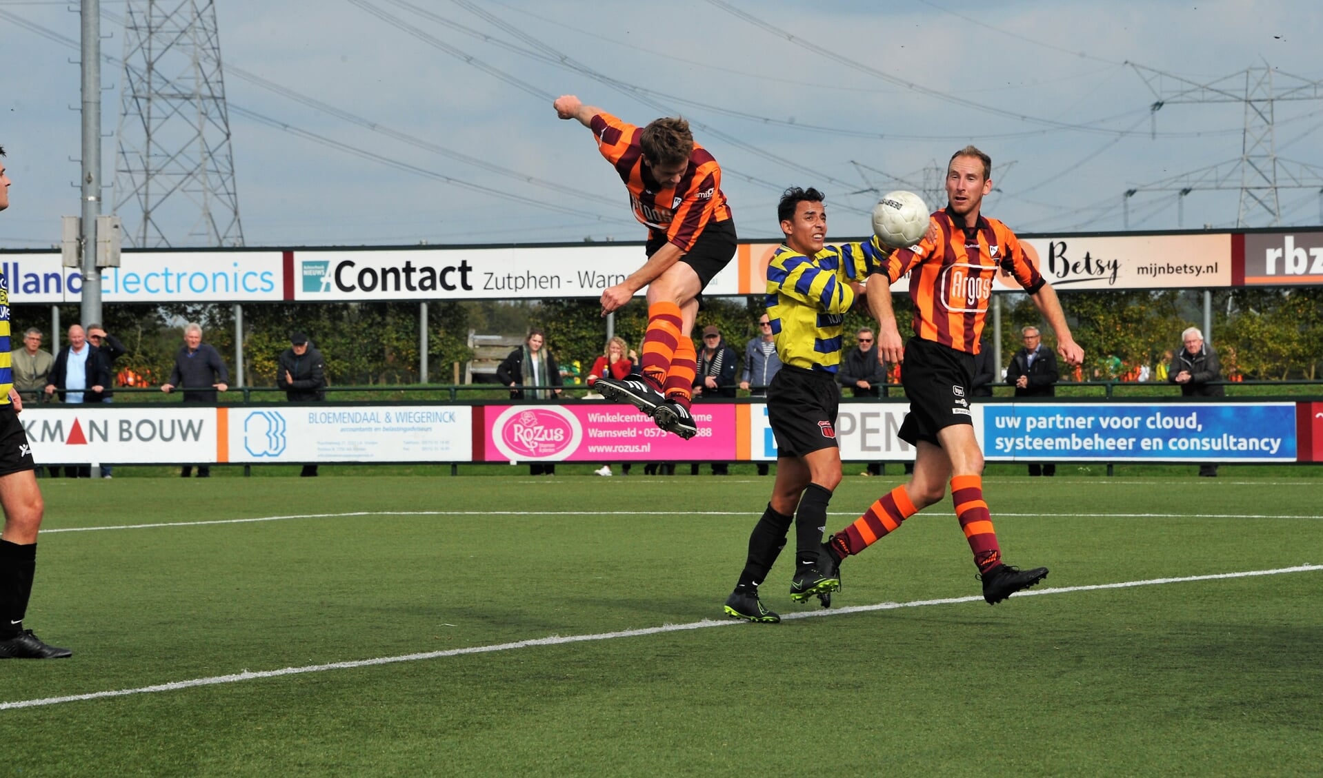 Joost van Vliet van FC Zutphen scoort hier een doelpunt met een kopbal. Foto: Hans ten Brinke
