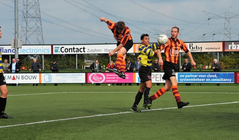 Joost van Vliet van FC Zutphen scoort hier een doelpunt met een kopbal. Foto: Hans ten Brinke