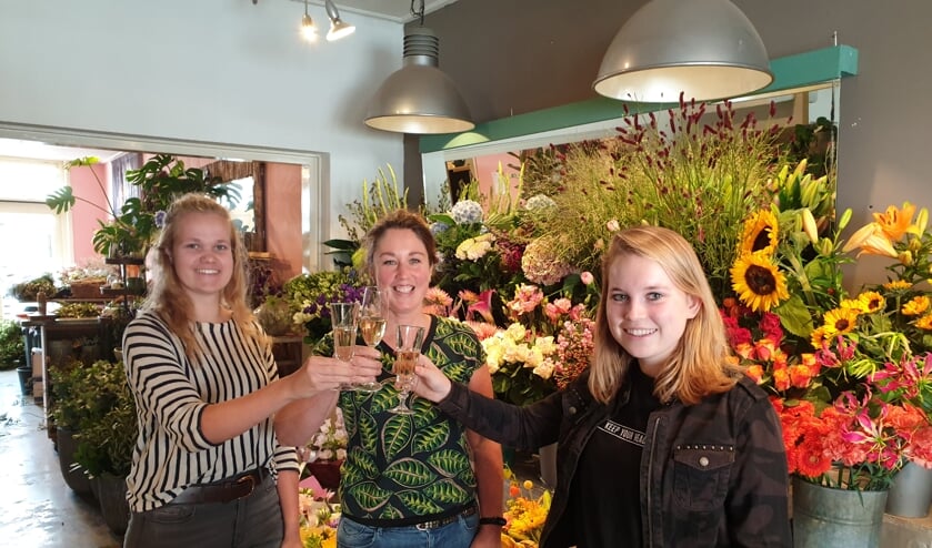 Eigenaresse Monique Norde (midden) proost samen haar medewerkers Tessa Vink (links) en Joyce Oonk (stagiaire). Foto: PR