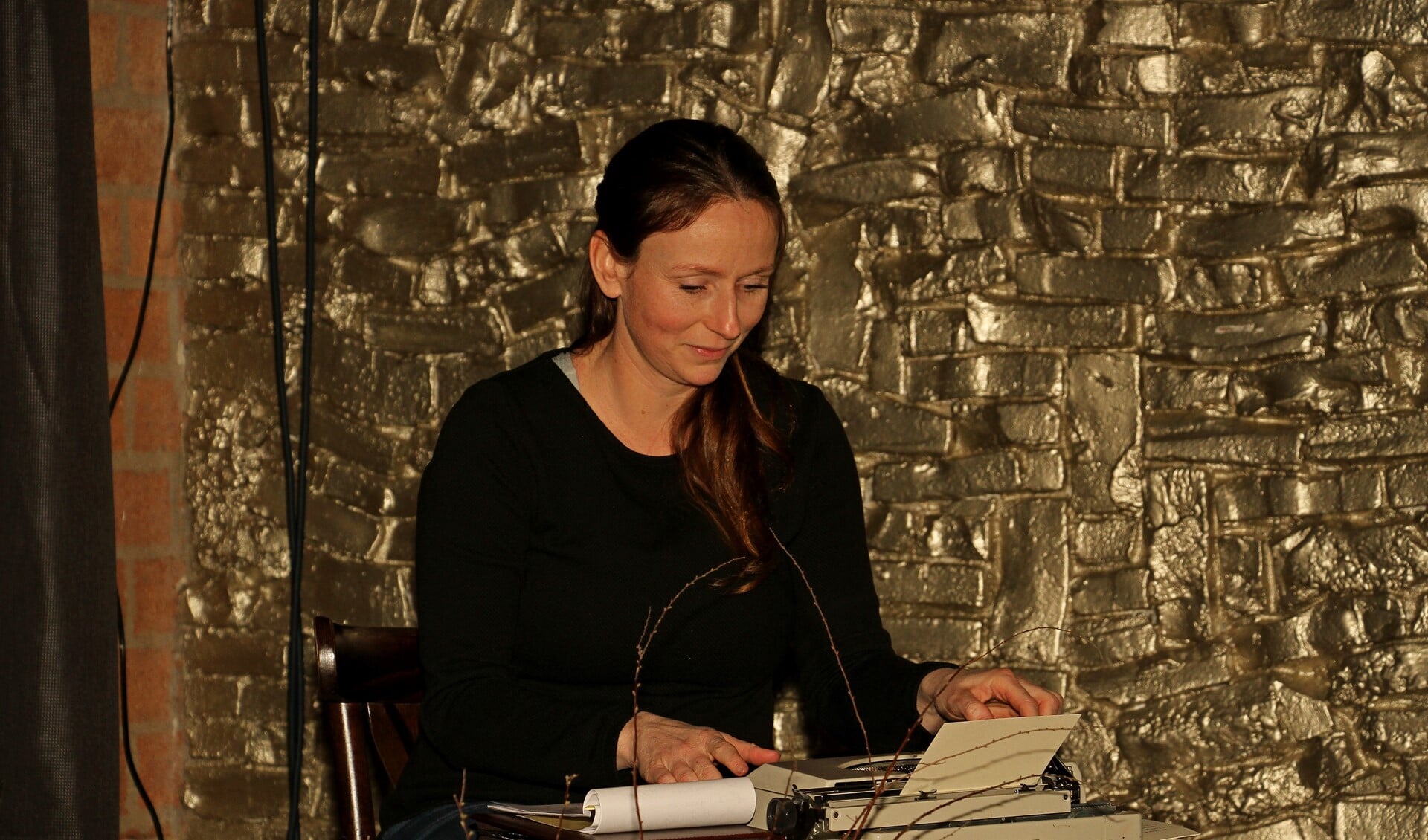 Eva Schuurman tikte tijdens de Flopbiebavond ter plekke gedichtjes op haar typemachientje. Foto: Liesbeth Spaansen