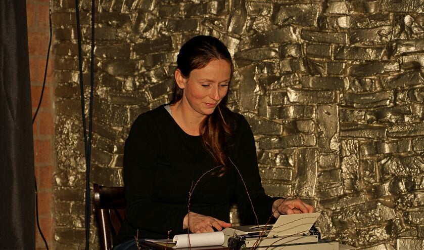 Eva Schuurman tikte tijdens de Flopbiebavond ter plekke gedichtjes op haar typemachientje. Foto: Liesbeth Spaansen