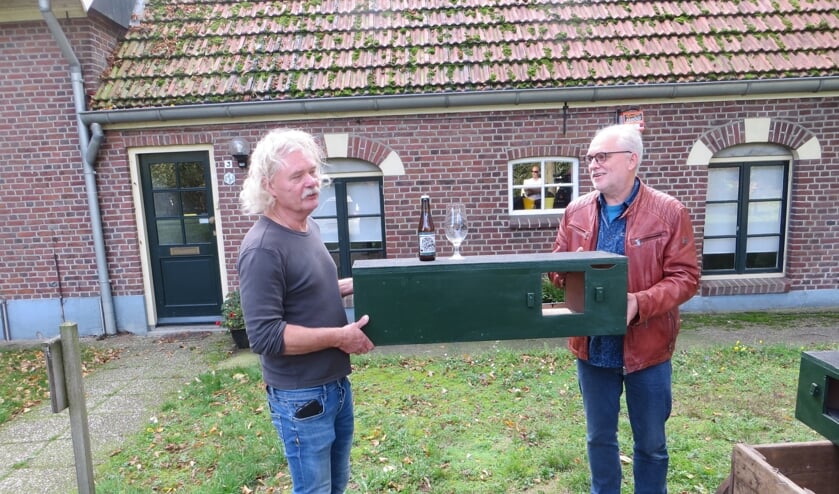 Voorzitter Adema van de Erfgoed Klussenbrigade overhandigt nestkast aan Ronald van Harxen. Foto: Bernhard Harfsterkamp