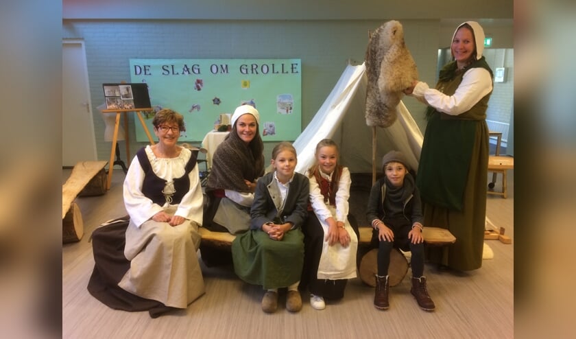Enkele juffen en leerlingen van obs De Watermolen. Ze al druk bezig om zich in te leven voor de Slag om Grolle Foto: PR