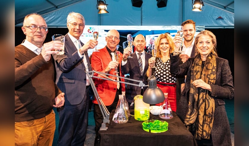 Groepsfoto v.l.n.r. Stephen Picken (TU Delft), Hein Pieper (Waterschap Rijn en IJssel), Mark van Loosdrecht (TU Delft), René Noppeney (RHDHV), Cora Uijterlinde (STOWA), Niels van Stralen (ChainCraft) en Tanja Klip (Vallei en Veluwe). Foto: Ivo Hutten