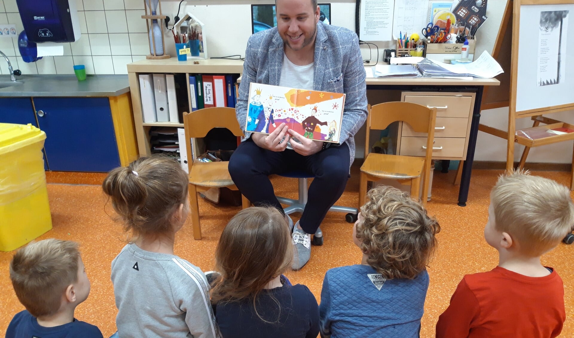 Meester Gijs van Dongeren leest de leerlingen voor uit 'Koning en koning'. Foto: Sint Joris
