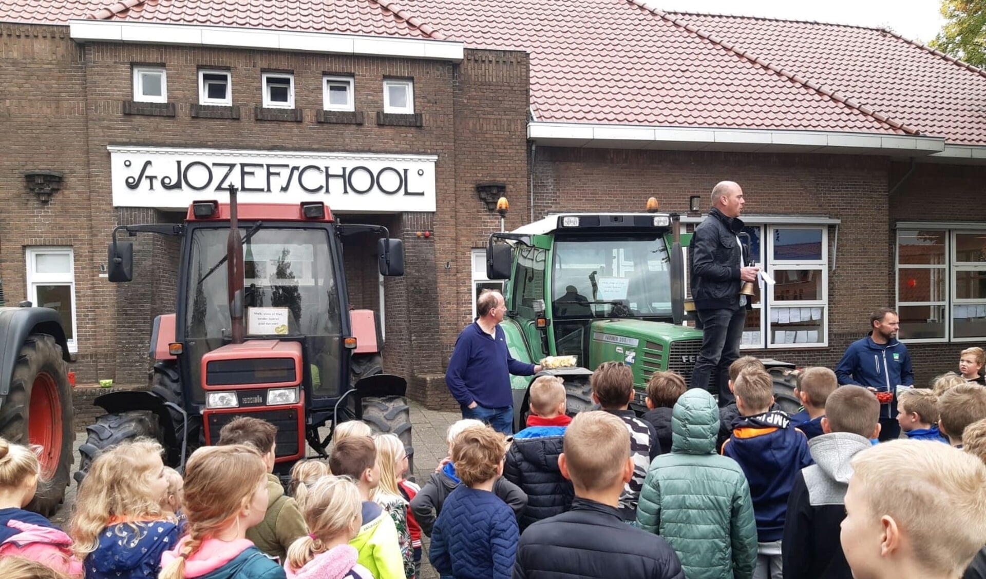 Pascal Klein Holkenborg vertelt de kinderen over de boerenactie. Foto: eigen foto