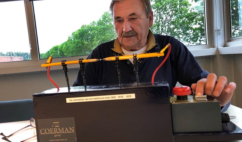 Joop Coerman demonstreert met dit apparaat de werking van de Davy Lamp. Foto: Miriam Szalata
