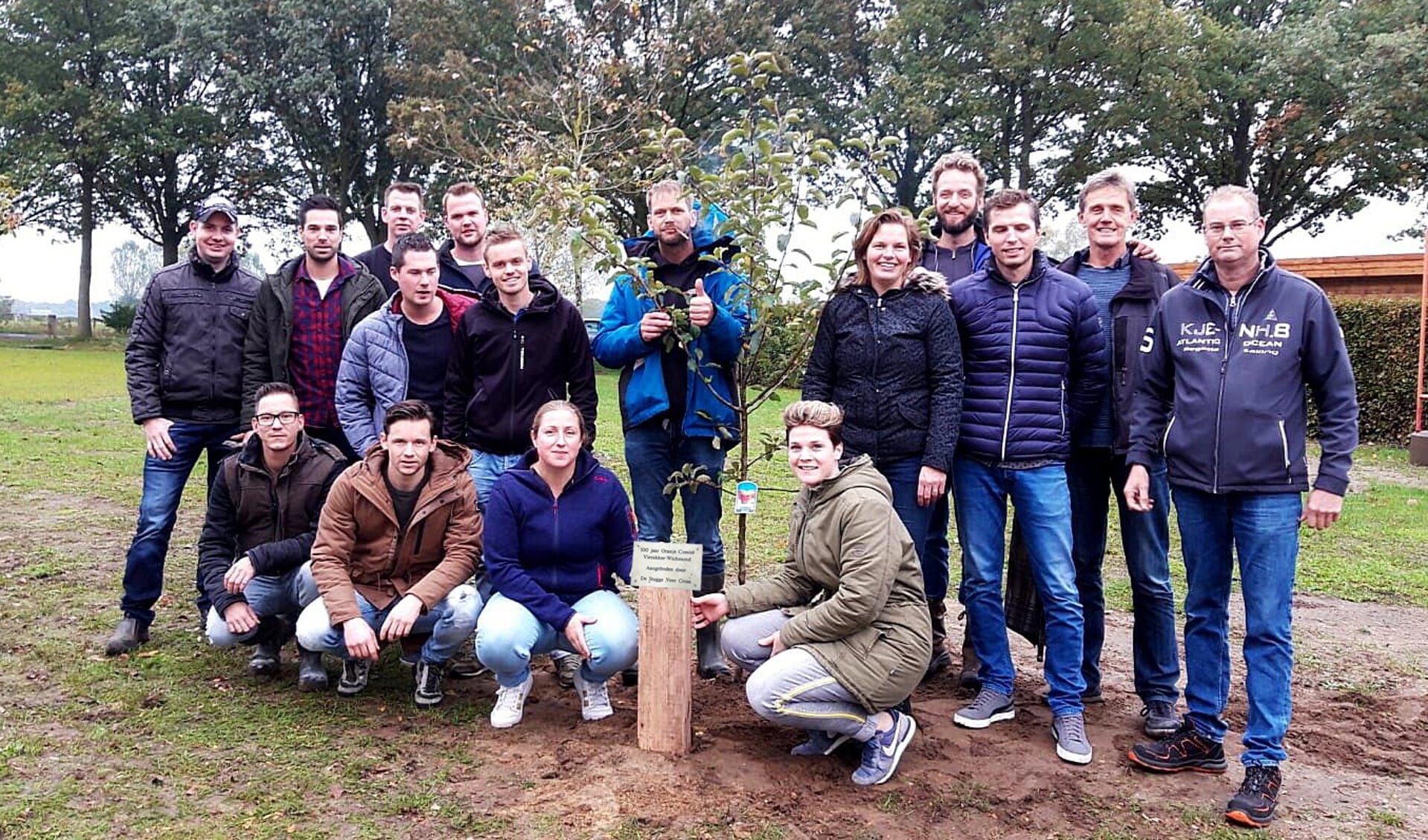 Het Oranje Comité Vierakker Wichmond en Stichting Stugge Veer Cross plantten een appelboom aan de Lindeselaak. Foto: Lucia Stokkink 