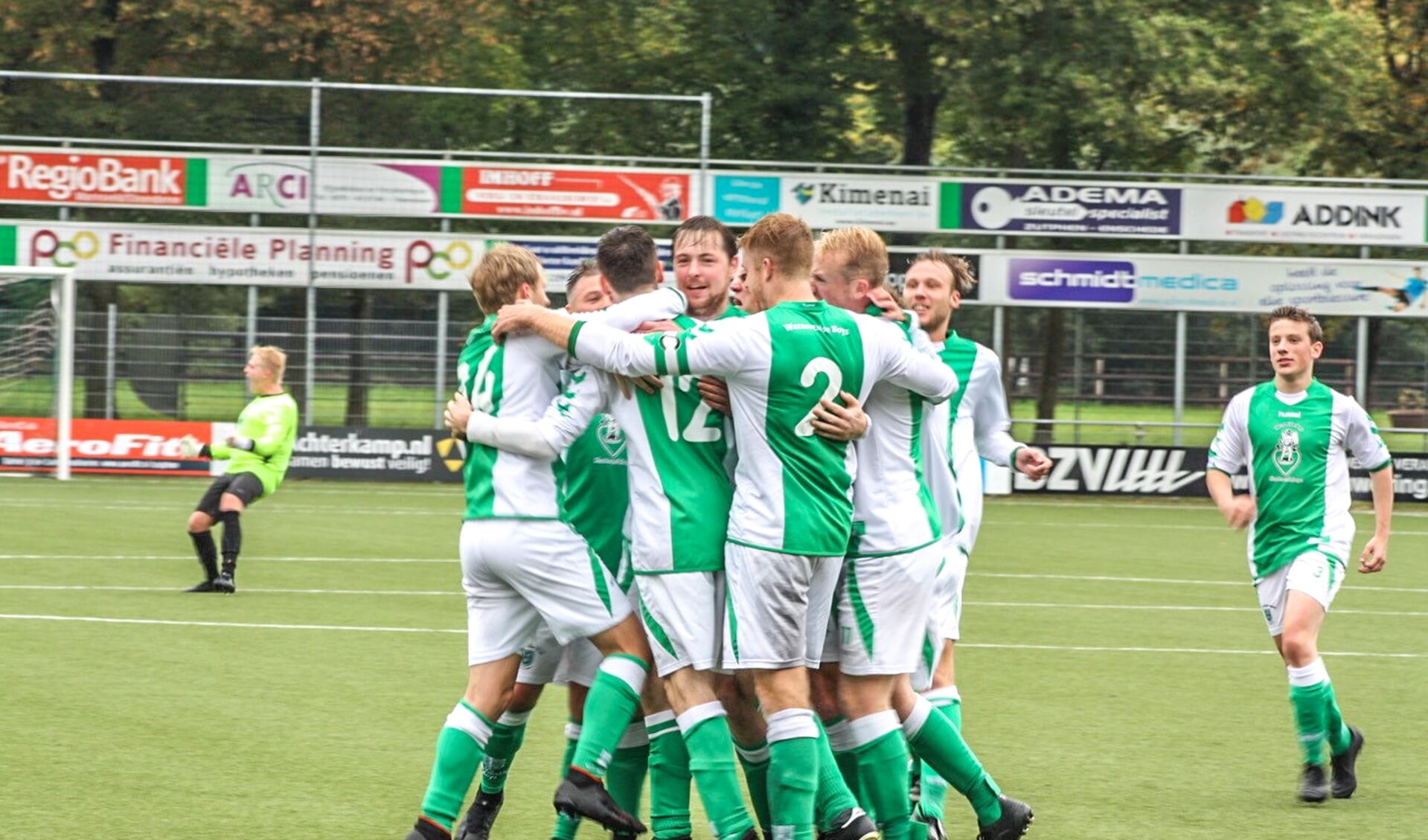 Warnsveldse Boys viert de winst op KCVO uit Vaassen. Foto: Suzanne Halfmouw