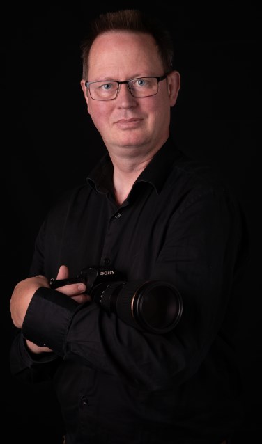 Fotograaf Marcel te Brake, gefotografeerd in de stijl zoals hij ook de ouderen fotografeert. Foto: Liselotte de Koning