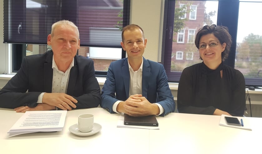 Wethouder Jos Hoenderboom van Oost Gelre, wethouder Jorik Huizinga van Doetinchem en Hanneke Pennings, aanjager Actieplan Achterhoekse jongeren.