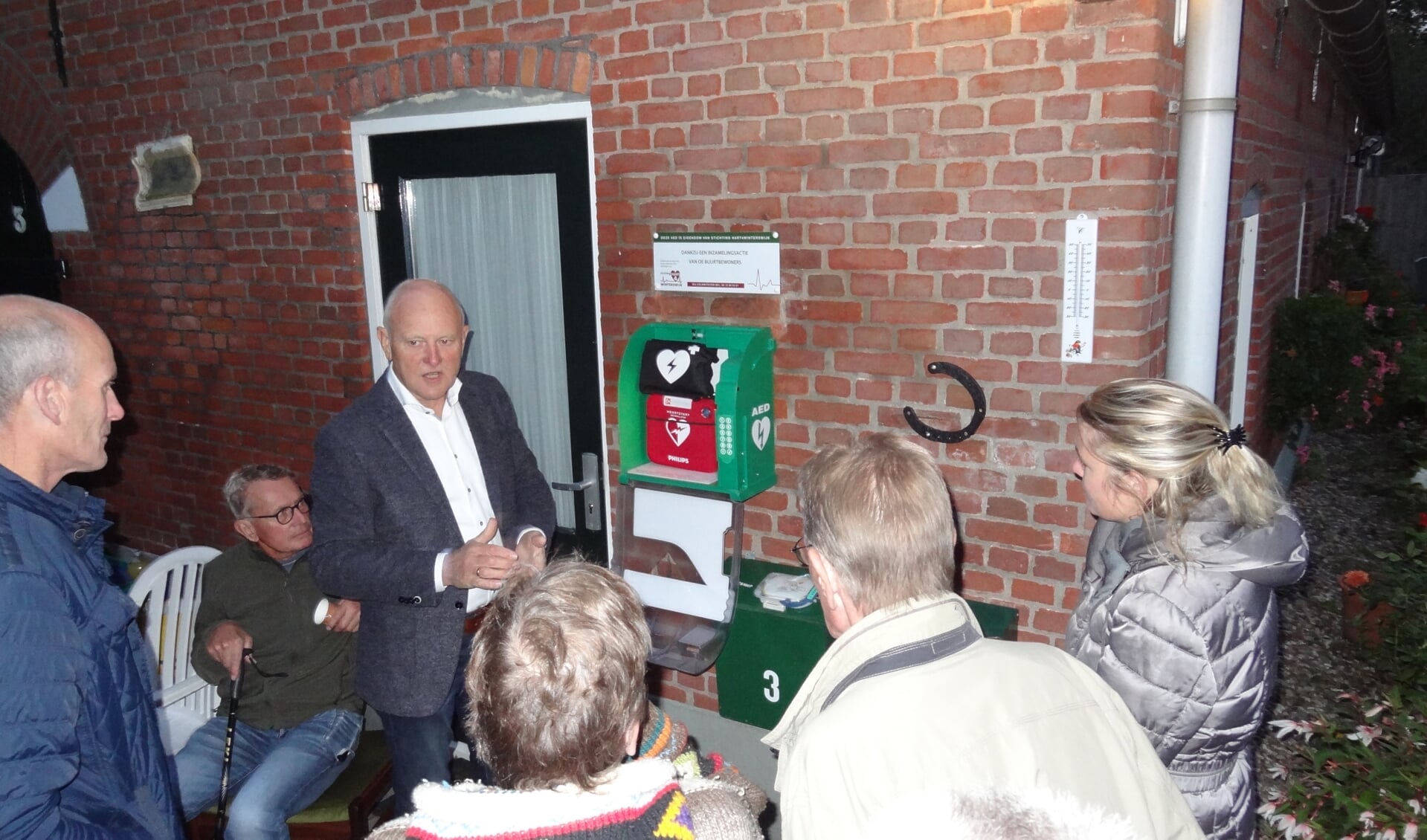 Wim Kos van Hart4Winterswijk geeft uitleg over de werking van de AED. Foto:  Alex Maas