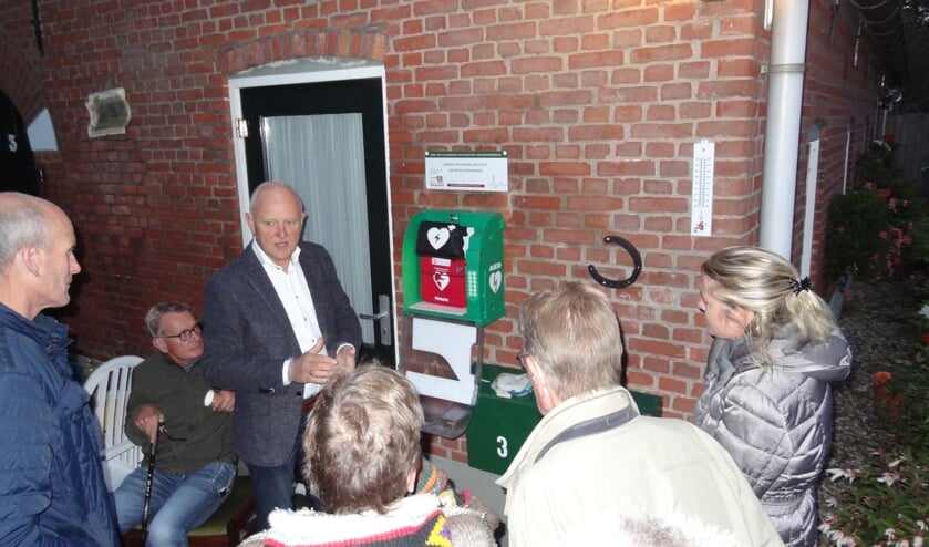 Wim Kos van Hart4Winterswijk geeft uitleg over de werking van de AED. Foto: Alex Maas