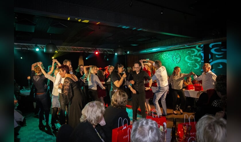 Dansen en dineren tijdens Dinnershow. Foto: Roderic Kreunen