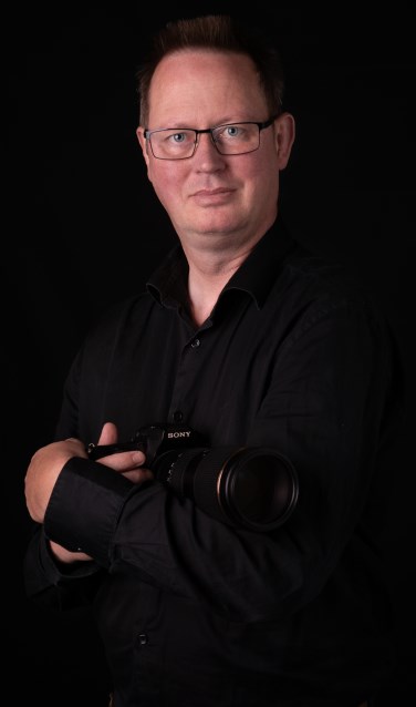 Fotograaf Marcel te Brake, gefotografeerd in de stijl zoals hij ook de ouderen fotografeert. Foto: Liselotte de Koning