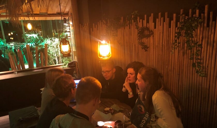 De Youth Battle vorig jaar. Jongeren aan tafel om een idee uit te werken. Foto: PR Euregio