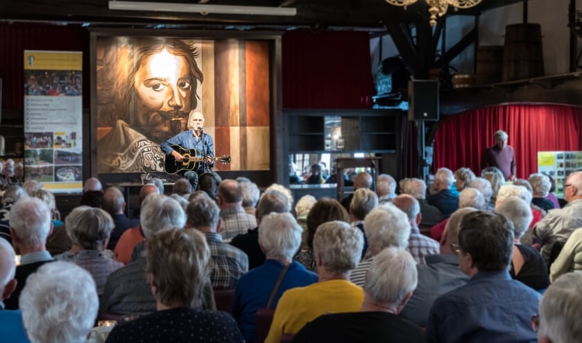 Veel belangstelling voor het optreden van Dick Altena. Foto: Janette van Egten