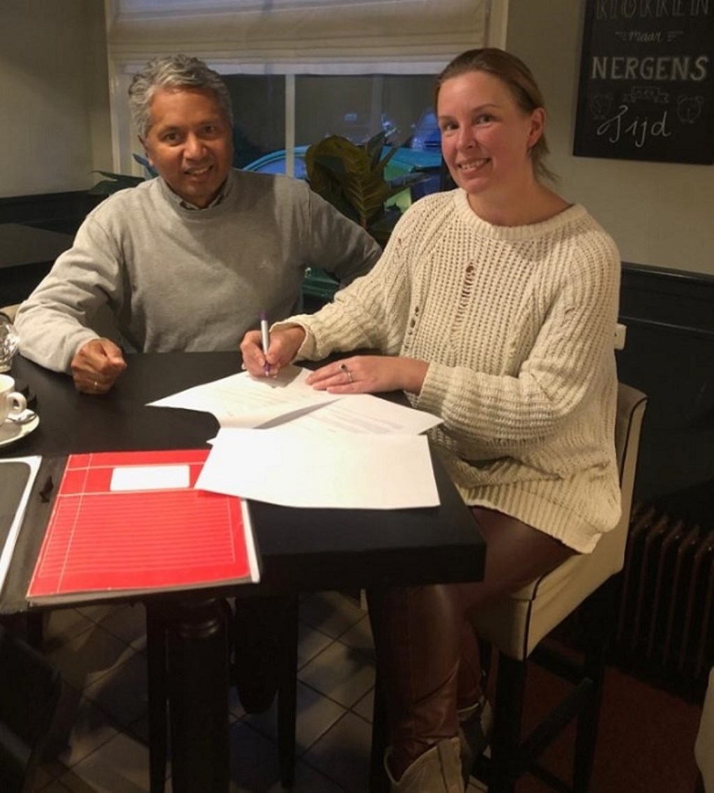 Nicol van der Heide ondertekent het contract. Foto: PR